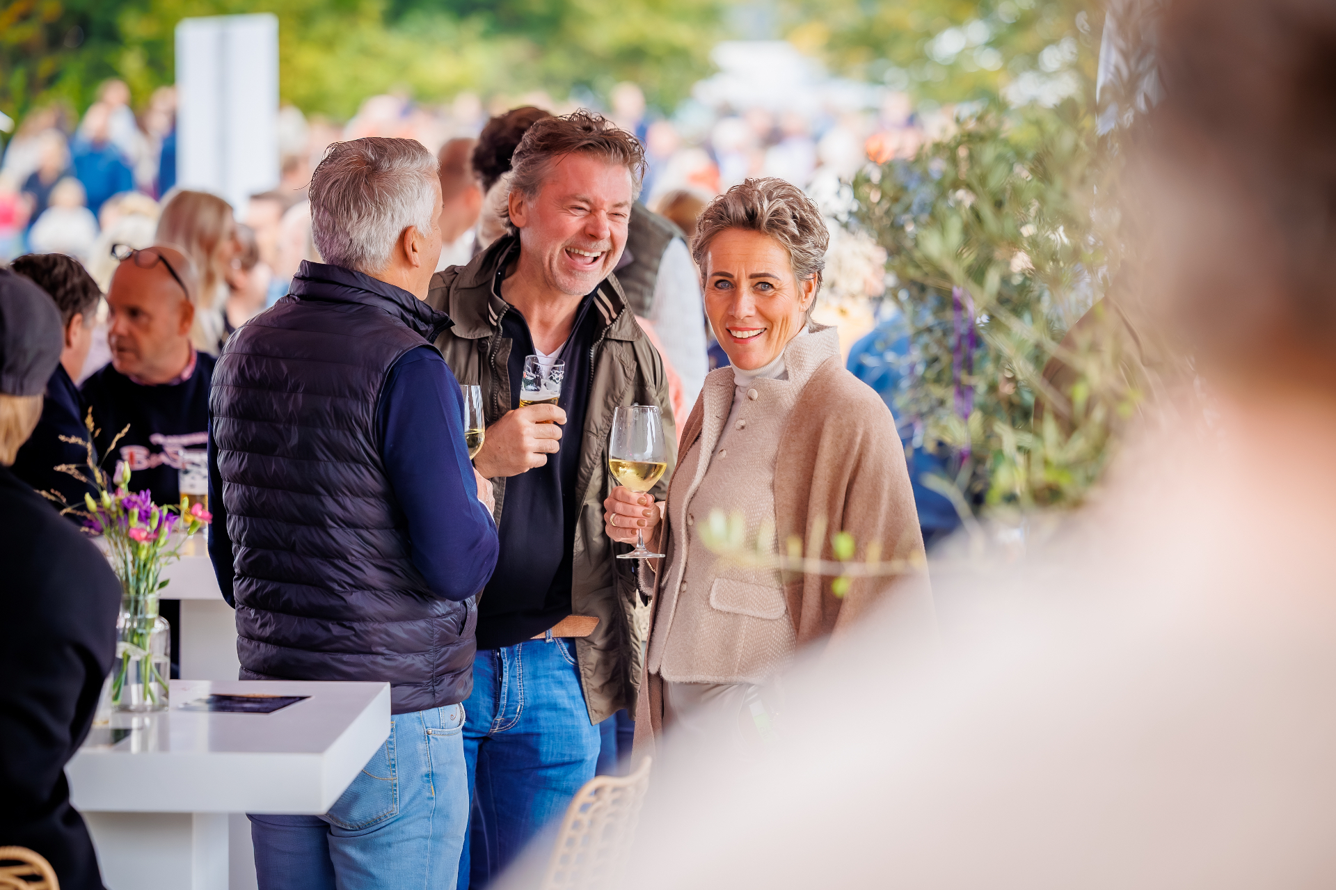 Een glas wijn. Duizenden gesprekken. — De Wijnbar, Eigen concept | Military Boekelo. — foto 2 van 9