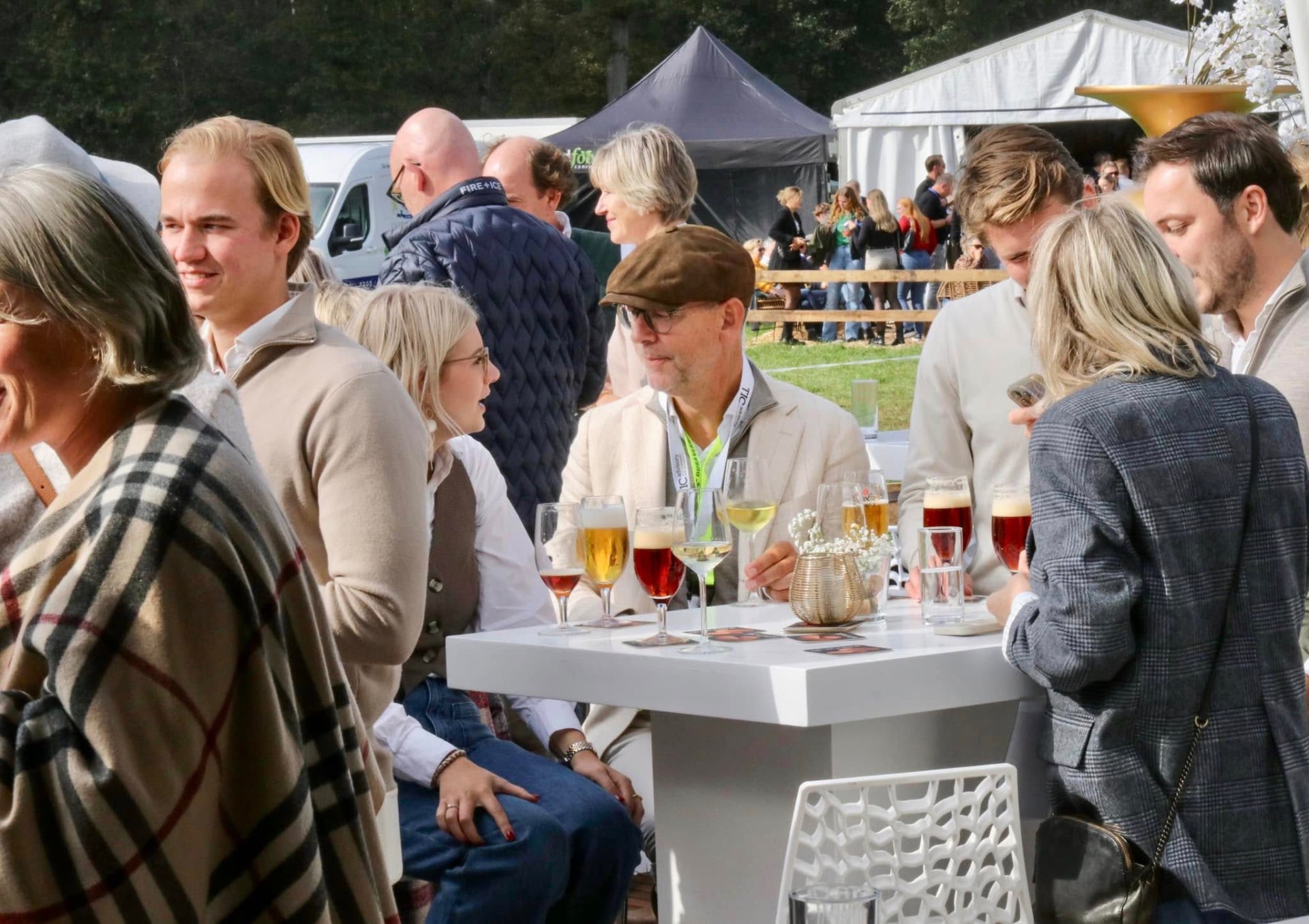 Een glas wijn. Duizenden gesprekken. — De Wijnbar, Eigen concept | Military Boekelo. — foto 9 van 11