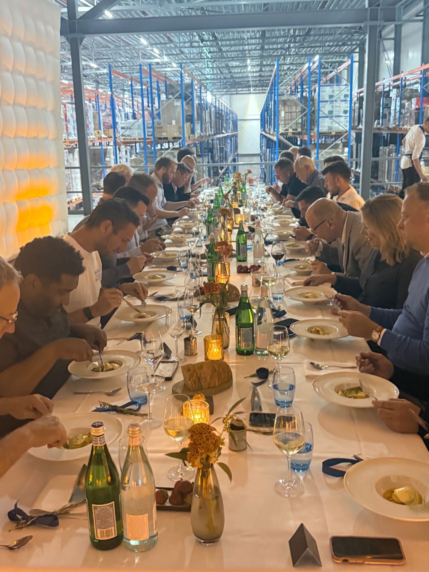Van DC naar een restaurant. — ALSO Nederland, Exclusief klantenevent in het distributiecentrum. door evenementenbureau Ik wil Kippenvel