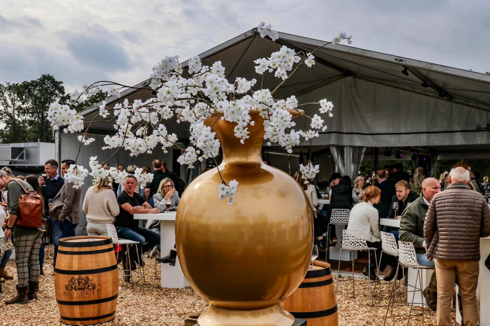 Een glas wijn. Duizenden gesprekken. — De Wijnbar, Eigen concept | Military Boekelo. — foto 11 van 11