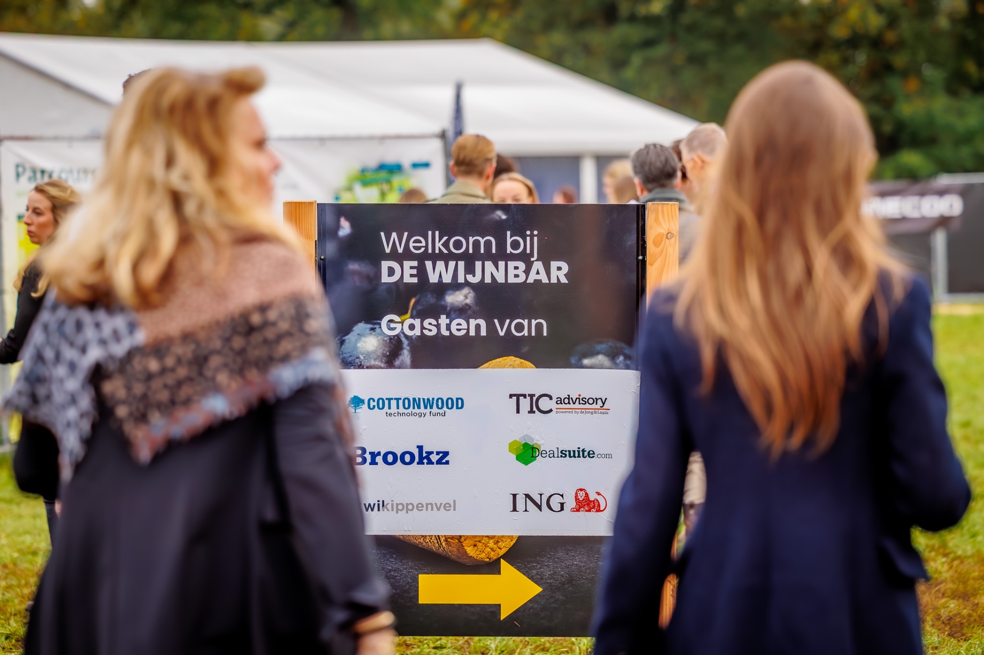 Een glas wijn. Duizenden gesprekken. — De Wijnbar, Eigen concept | Military Boekelo. — foto 8 van 9