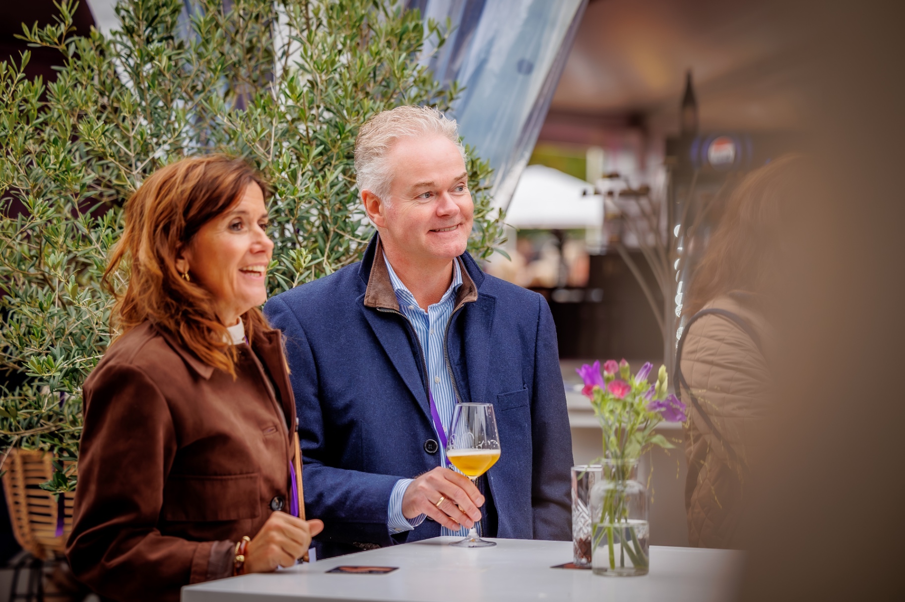 Een glas wijn. Duizenden gesprekken. — De Wijnbar, Eigen concept | Military Boekelo. — foto 3 van 9