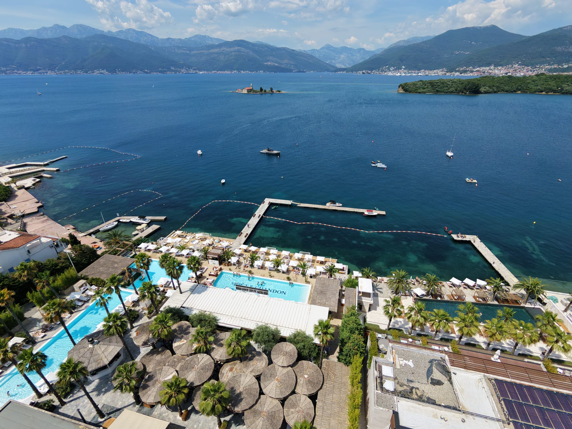 Een jubileum tussen bergen en baai. — Delta Graphics, Jubileumreis Montenegro — foto 1 van 23