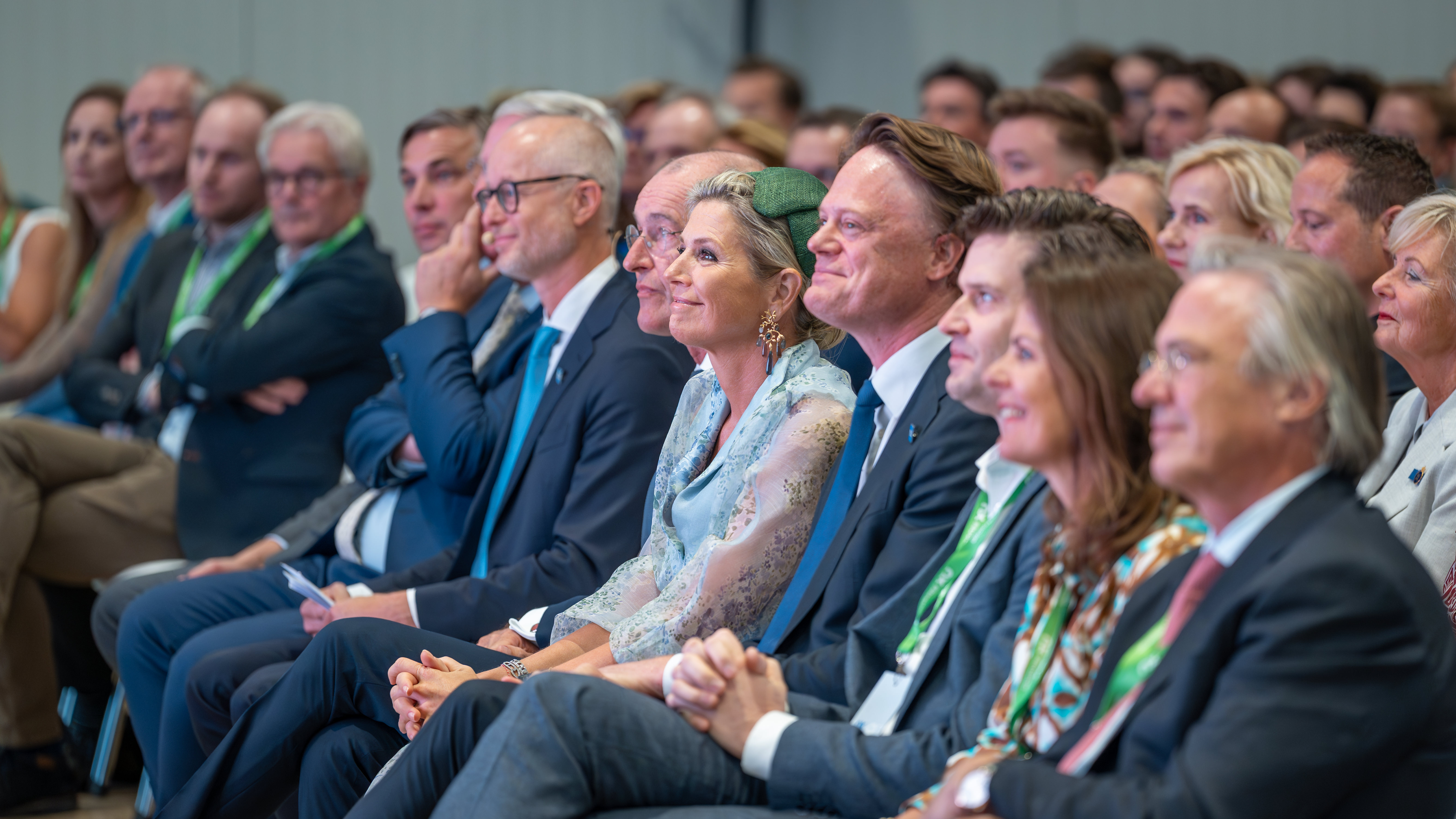 Een fabriek als koninklijk decor. — NX Filtration, De officiële opening van een gloednieuwe productiehal. — foto 9 van 12