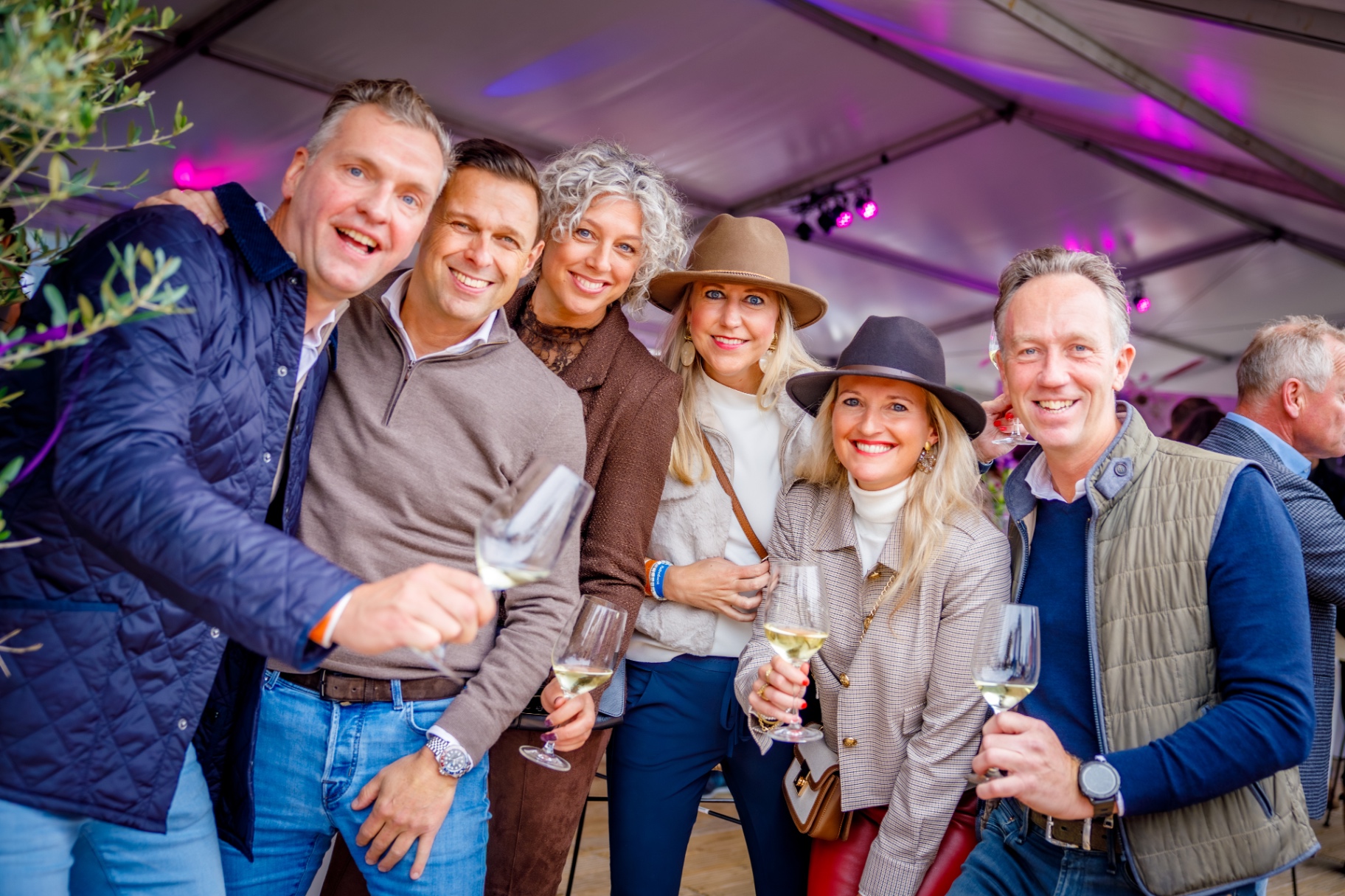 Een glas wijn. Duizenden gesprekken. — De Wijnbar, Eigen concept | Military Boekelo. — foto 4 van 9