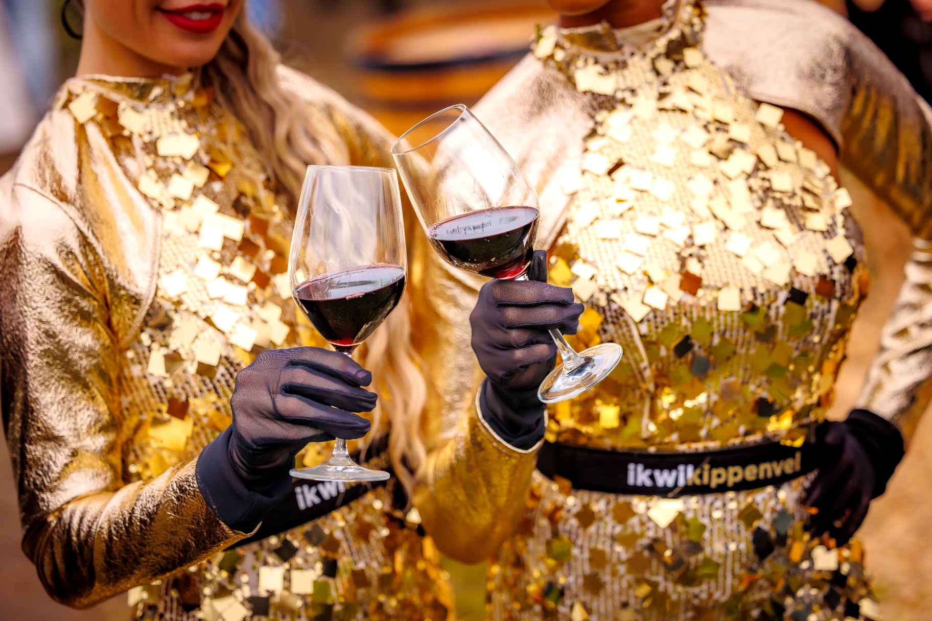 Een glas wijn. Duizenden gesprekken. — De Wijnbar, Eigen concept | Military Boekelo. door evenementenbureau Ik wil Kippenvel